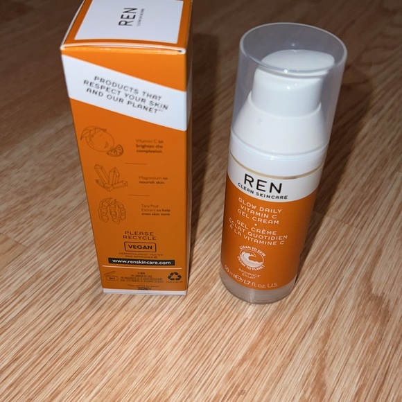 REN CLEAN SKINCARE Glow Daily Vitamin C Gel Cream Moisturizer - Picture 2 of 4